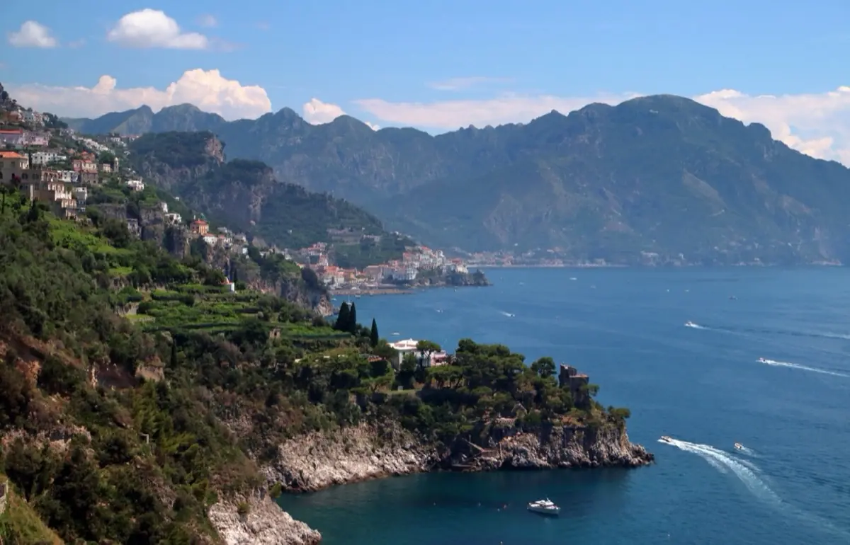 Costiera Amalfitana con Amalfi sullo sfondo — i migliori beach club della Campania
