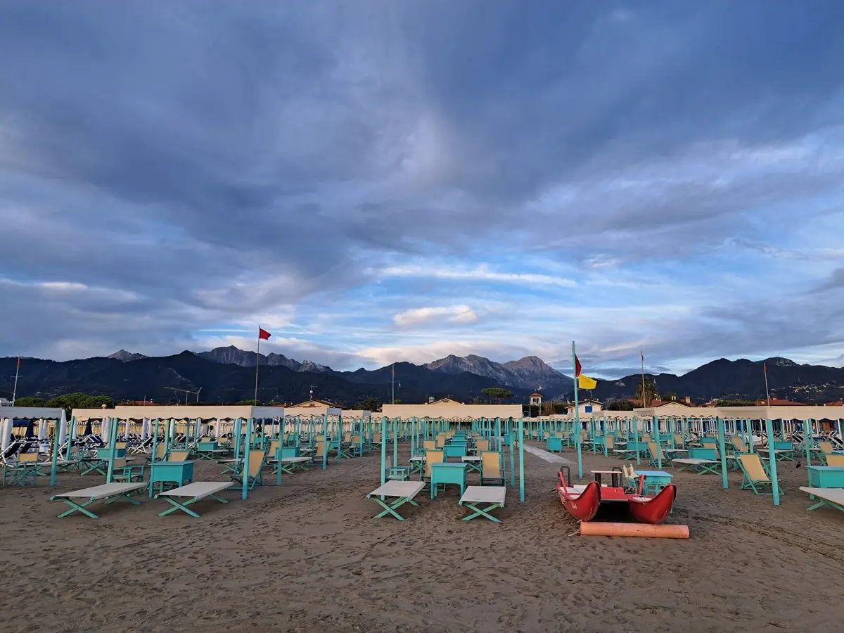 La spiaggia di Forte dei Marmi con le Alpi Apuane sullo sfondo, i migliori beach club della Versilia