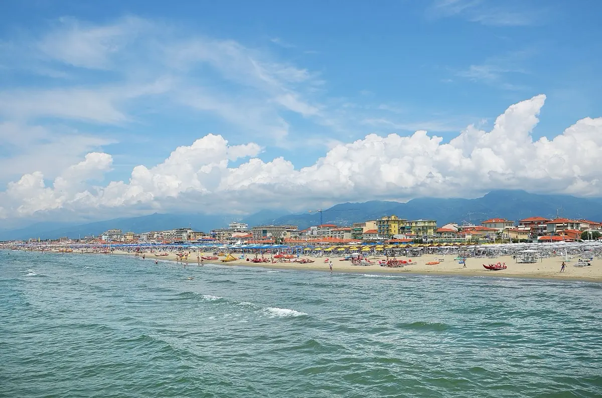 La spiaggia della Versilia con le Alpi Apuane sullo sfondo, i migliori beach club della costa toscana